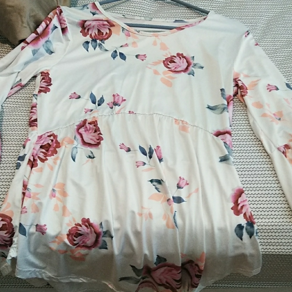 Flowey shirt can be used as maternity